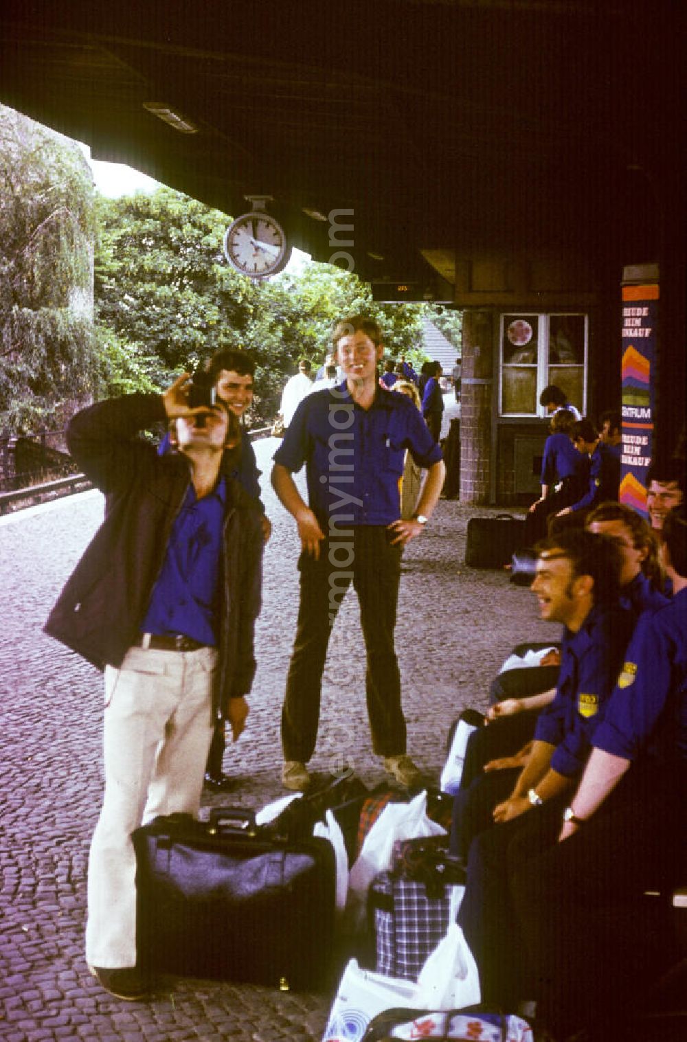 GDR image archive: Berlin - Teilnehmer / FDJler mit FDJ-Hemden bekleidet, warten am Bahnhof während der Rückreise, anlässlich der 1