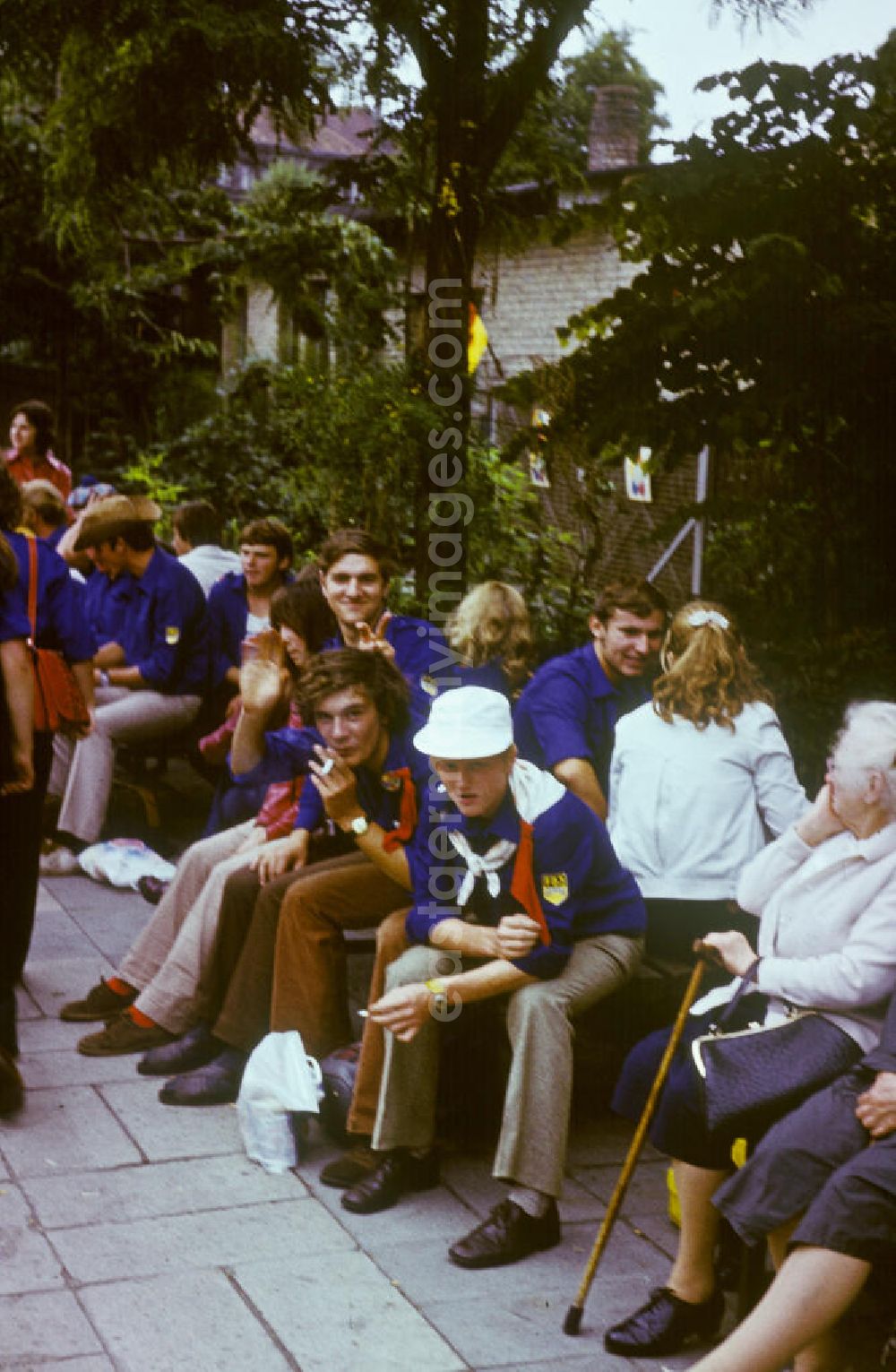 GDR picture archive: Berlin - Teilnehmer / FDJler mit FDJ-Hemden bekleidet, warten am Bahnhof während der Rückreise, anlässlich der 1