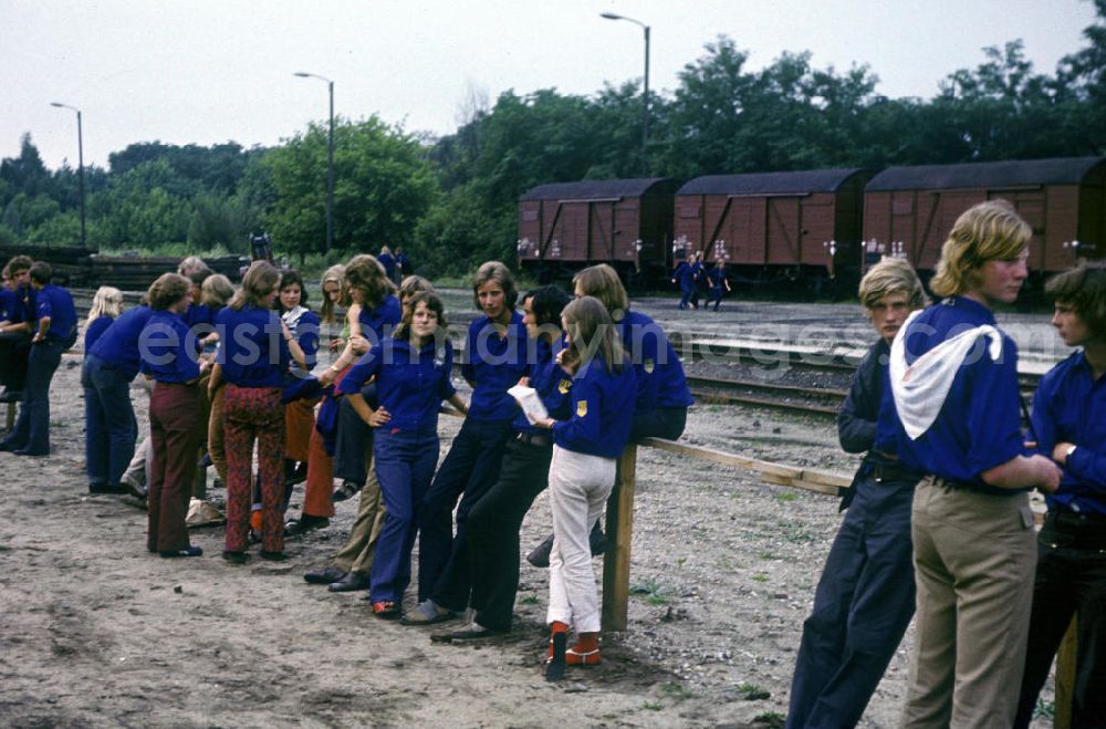 Berlin: Teilnehmer / FDJler mit FDJ-Hemden bekleidet, warten am Bahnhof während der Rückreise, anlässlich der 1