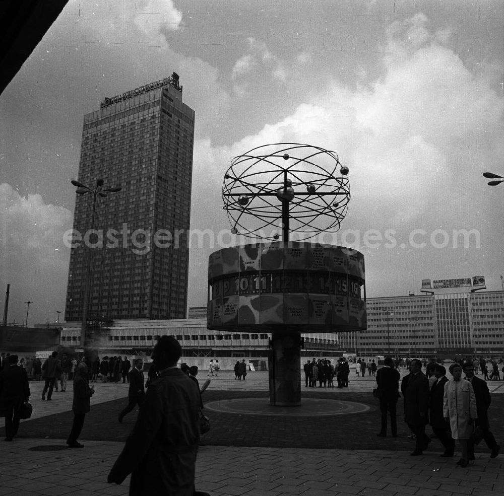 GDR picture archive: Berlin - Die Weltuhr am Berliner Alexanderplatz (