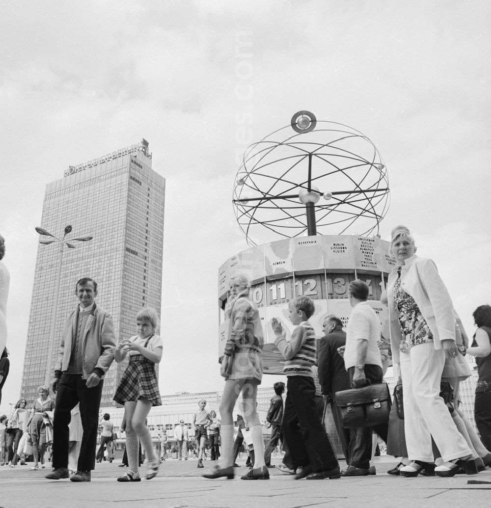 GDR image archive: Berlin - World Clock on Alexanderplatz in Berlin. Since its formation in 1969, the Urania World Clock is a popular meeting place for locals and tourists alike. In the background stands the Hotel Stadt Berlin