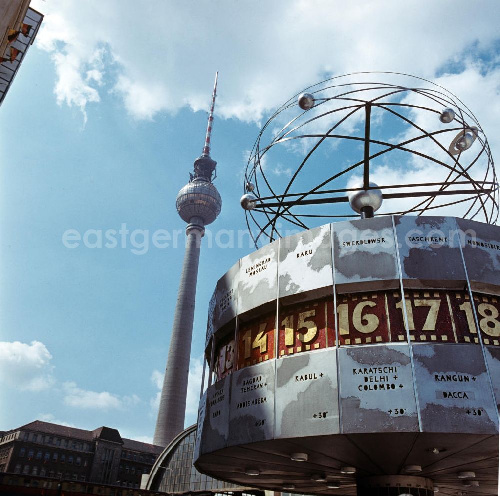 Berlin: Blick auf den Berliner Alexanderplatz mit der Urania-Weltzeituhr, dem S-Bahnhof und dem Fernsehturm im Hintergrund. Die Weltzeituhr auf dem Ende der 60er / Anfang der 7