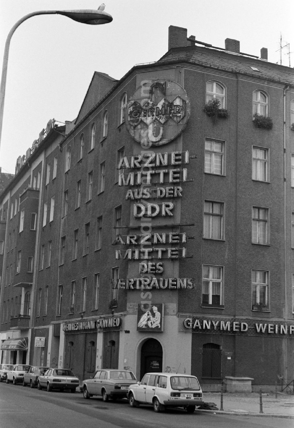 GDR image archive: Berlin - Advertisement for GERMED - drugs from the GDR is located above the closed wine restaurant Ganymed at Schiffbauerdamm in Berlin - Mitte, the former capital of the GDR, German Democratic Republic