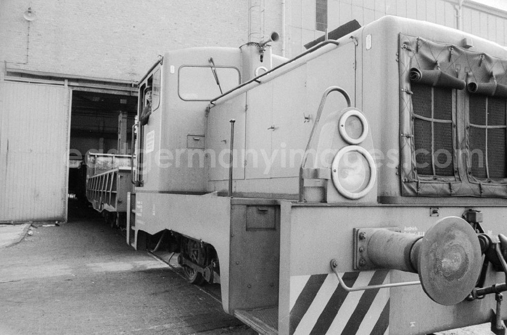 GDR photo archive: Eberswalde - Works locomotive and drivers of VEB mill Finow (WWF) in Eberswalde in Brandenburg on the territory of the former GDR, German Democratic Republic