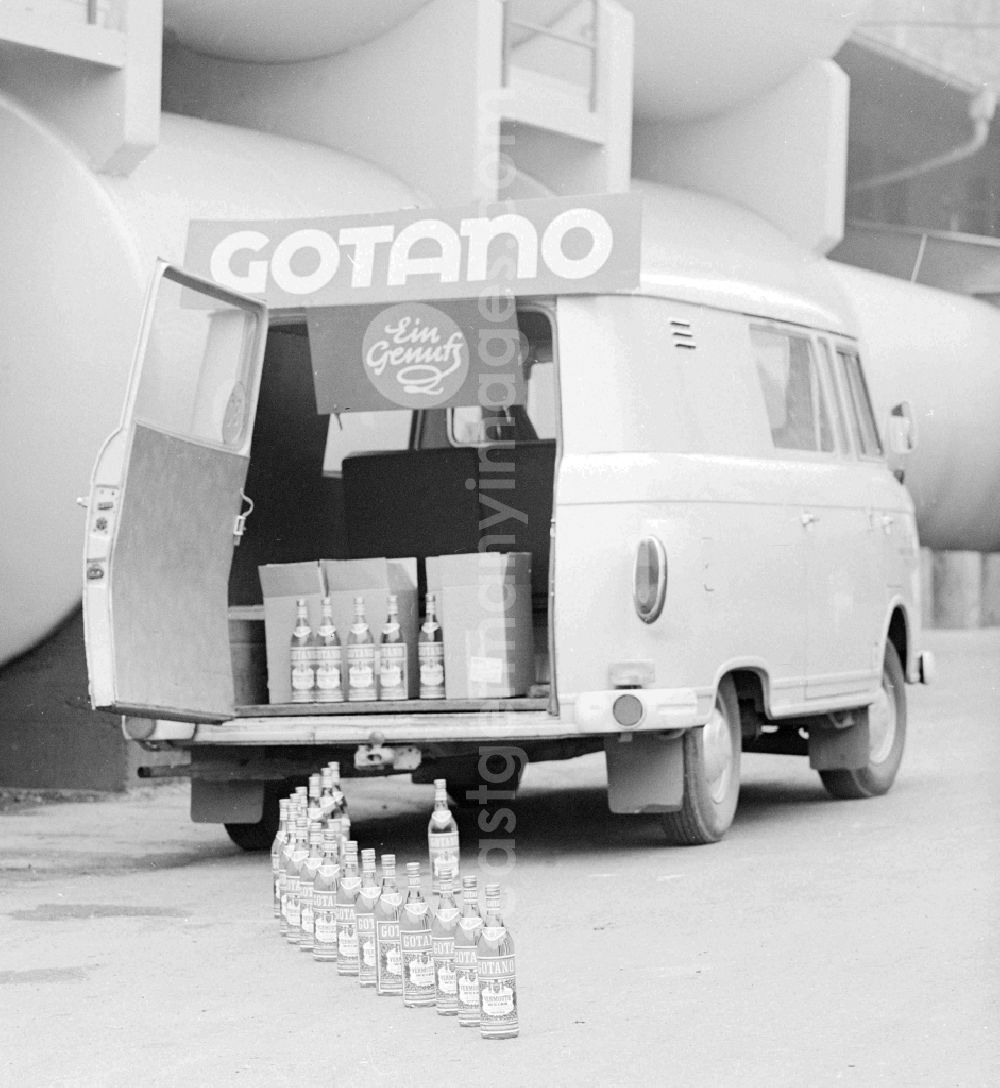 GDR picture archive: Gotha - Vermouth bottle advertising behind a vehicle Barkas B100