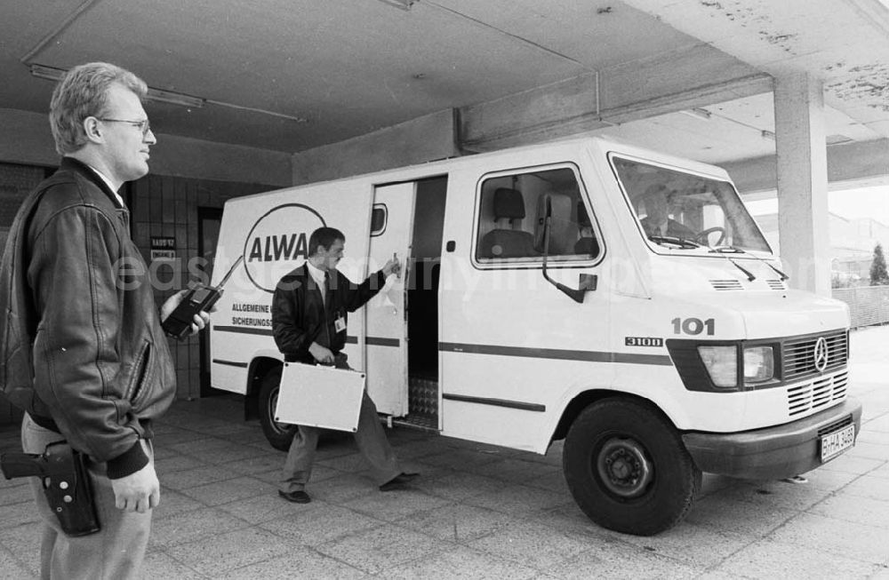 GDR picture archive: Berlin - Wertsachentransport der ostberliner Sicherheitsfirma ALWAS 11.