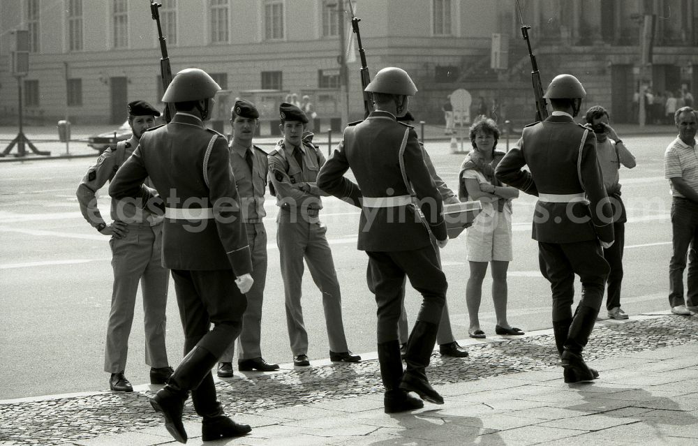 Berlin: Soldiers of the Western Allied occupying power watch the Great Guard Procession in front of the Schinklelsche Wache Unter den Linden in the Mitte district of Berlin East Berlin in the territory of the former GDR, German Democratic Republic