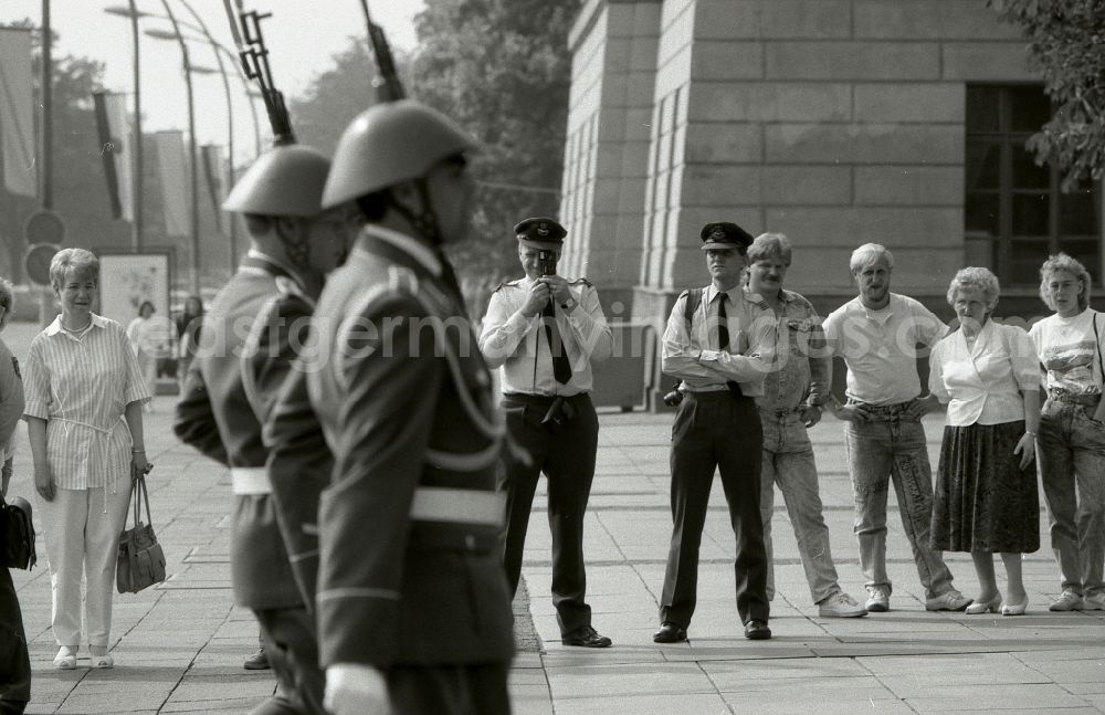 GDR image archive: Berlin - Soldiers of the Western Allied occupying power watch the Great Guard Procession in front of the Schinklelsche Wache Unter den Linden in the Mitte district of Berlin East Berlin in the territory of the former GDR, German Democratic Republic