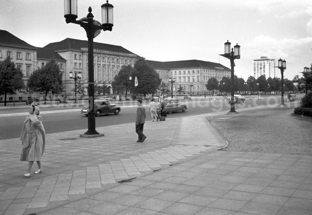 GDR image archive: Berlin - Blick auf die Straße des 17. Juni mit dem Ernst-Reuter-Haus in Westberlin. In den 5