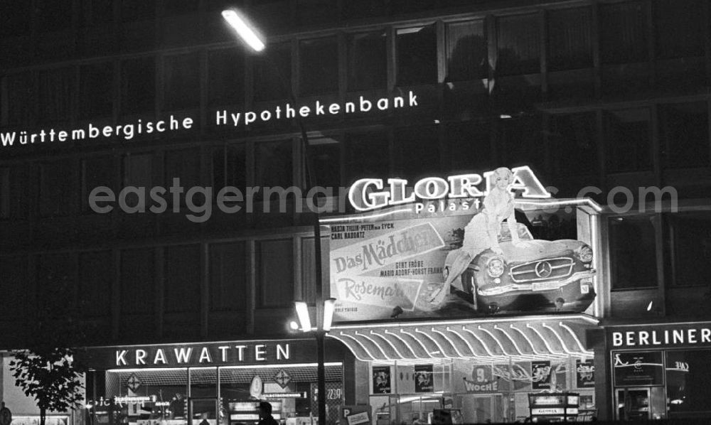 GDR image archive: Berlin - Der Gloria Palast auf dem Westberliner Kurfürstendamm erstrahlt auch abends in hellem Licht und wirbt mit einem Plakat für den Film Das Mädchen Rosemarie. In den 5