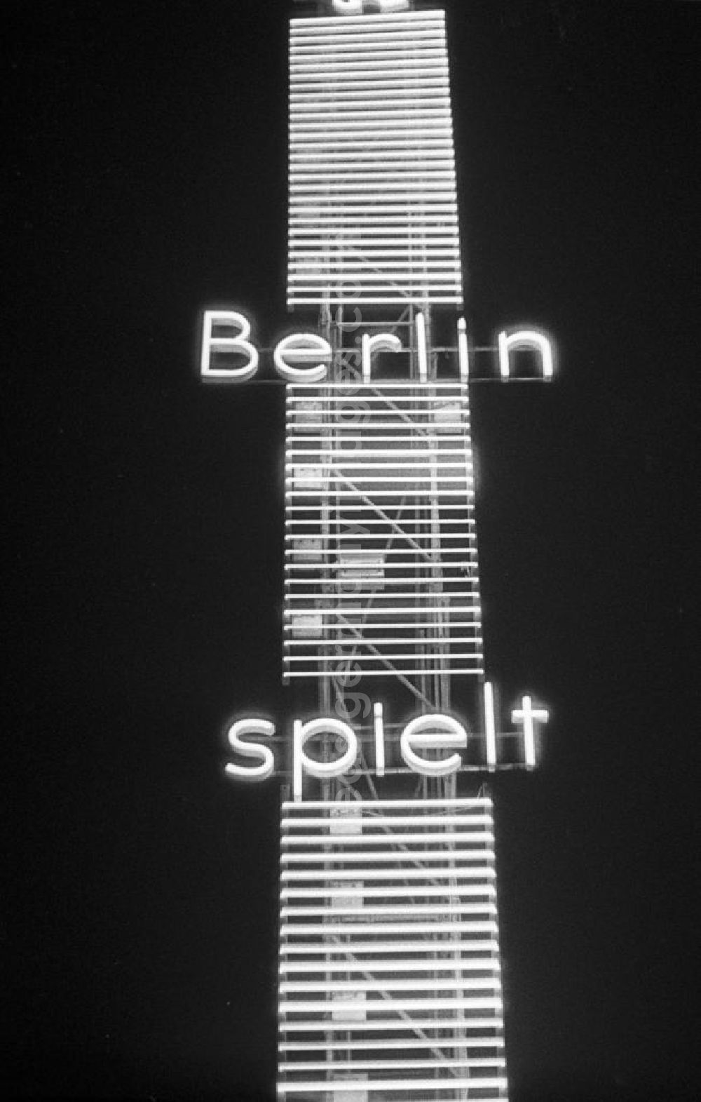 GDR image archive: Berlin - Leuchtreklame wohin das Auge blickt - als Schaufenster des Westens und Symbol des Wirtschaftswunders erstrahlt der Kurfürstendamm, Westberlins wichtigste Flaniermeile, auch abends in hellem Licht - hier heißt es in einer an einem großen Metallträger befestigten Leuchtreklame Berlin spielt. In den 5