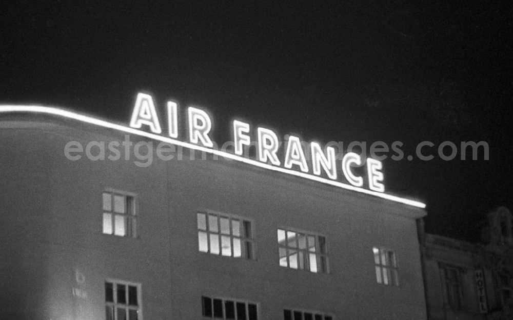 GDR photo archive: Berlin - Leuchtreklame wohin das Auge blickt - als Schaufenster des Westens und Symbol des Wirtschaftswunders erstrahlt der Kurfürstendamm, Westberlins wichtigste Flaniermeile, auch abends in hellem Licht - hier Werbung für die französische Fluggesellschaft Air France. In den 5
