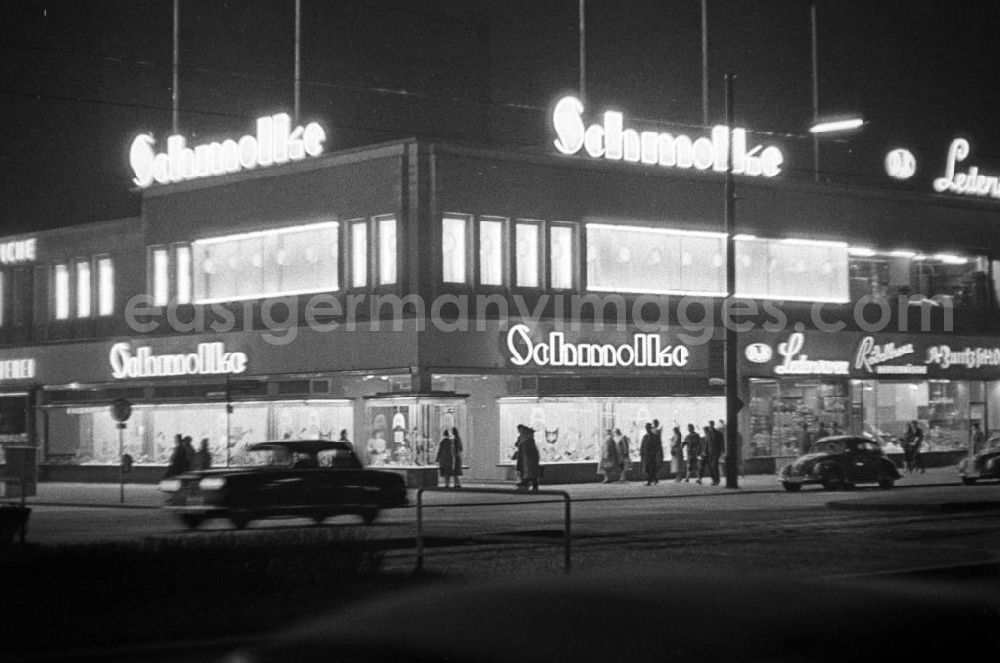 GDR picture archive: Berlin - Leuchtreklame wohin das Auge blickt - als Schaufenster des Westens und Symbol des Wirtschaftswunders erstrahlt der Kurfürstendamm, Westberlins wichtigste Flaniermeile, auch abends in hellem Licht - hier das Schuhhaus Schmolke. In den 5