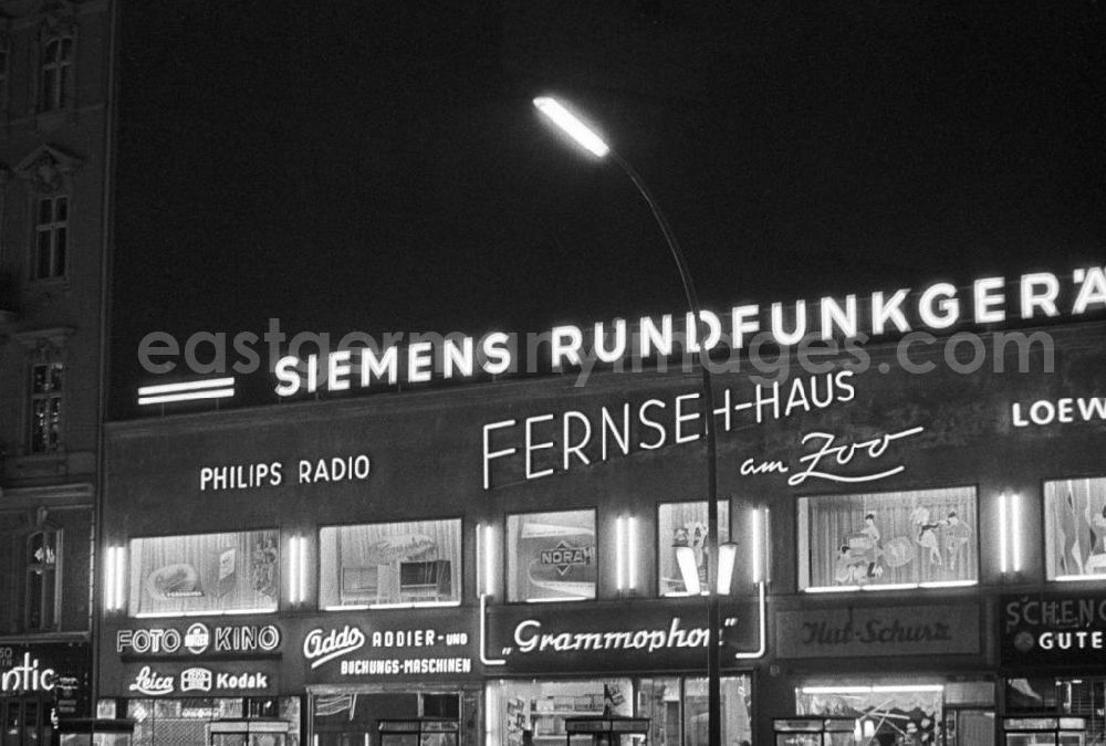 GDR picture archive: Berlin - Leuchtreklame wohin das Auge blickt - als Schaufenster des Westens und Symbol des Wirtschaftswunders erstrahlt der Kurfürstendamm, Westberlins wichtigste Flaniermeile, auch abends in hellem Licht - hier wirbt das Fernseh-Haus am Zoo mit Marken wie Siemens, Philips, Loewe, Leica, Kodak und Grammophon. In den 5