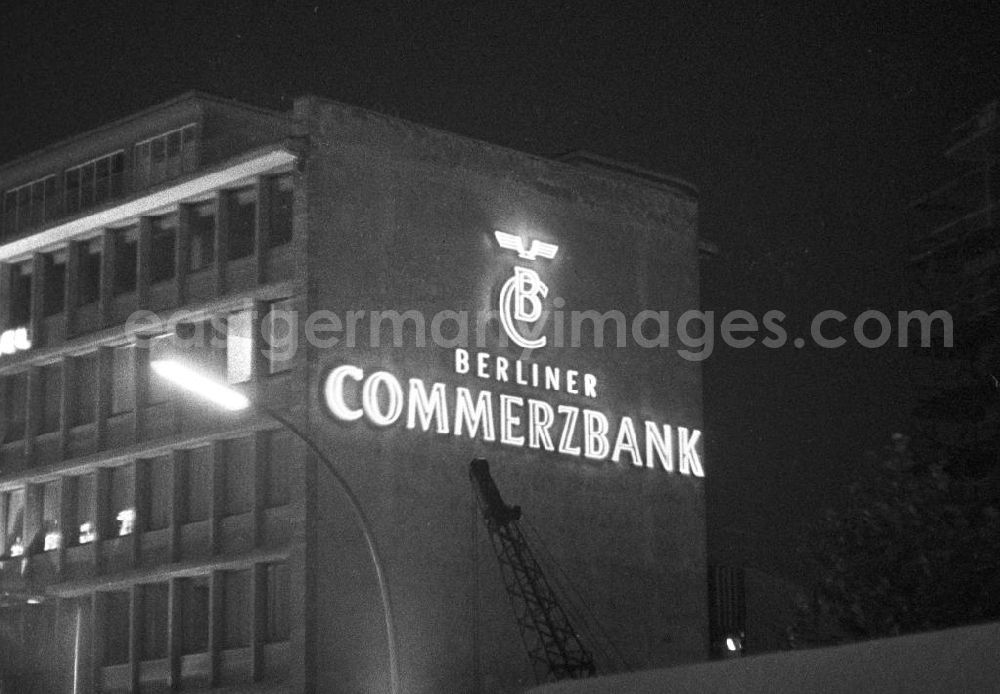 GDR photo archive: Berlin - Leuchtreklame wohin das Auge blickt - als Schaufenster des Westens und Symbol des Wirtschaftswunders erstrahlt der Kurfürstendamm, Westberlins wichtigste Flaniermeile, auch abends in hellem Licht - hier Werbung für die Berliner Commerzbank. In den 5