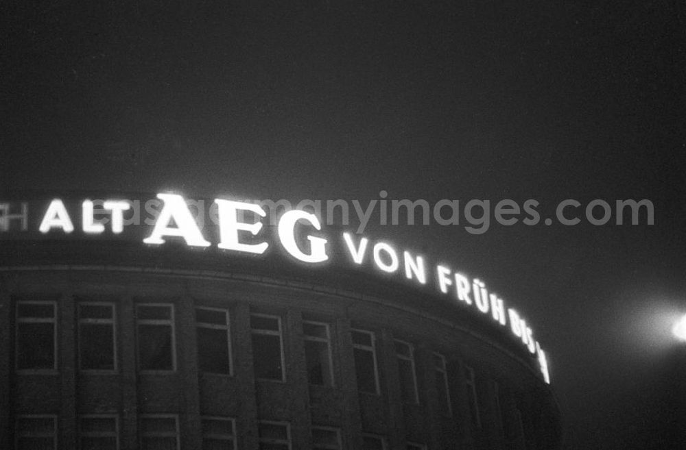 GDR picture archive: Berlin - Leuchtreklame wohin das Auge blickt - als Schaufenster des Westens und Symbol des Wirtschaftswunders erstrahlt der Kurfürstendamm, Westberlins wichtigste Flaniermeile, auch abends in hellem Licht - hier wirbt AEG. In den 5