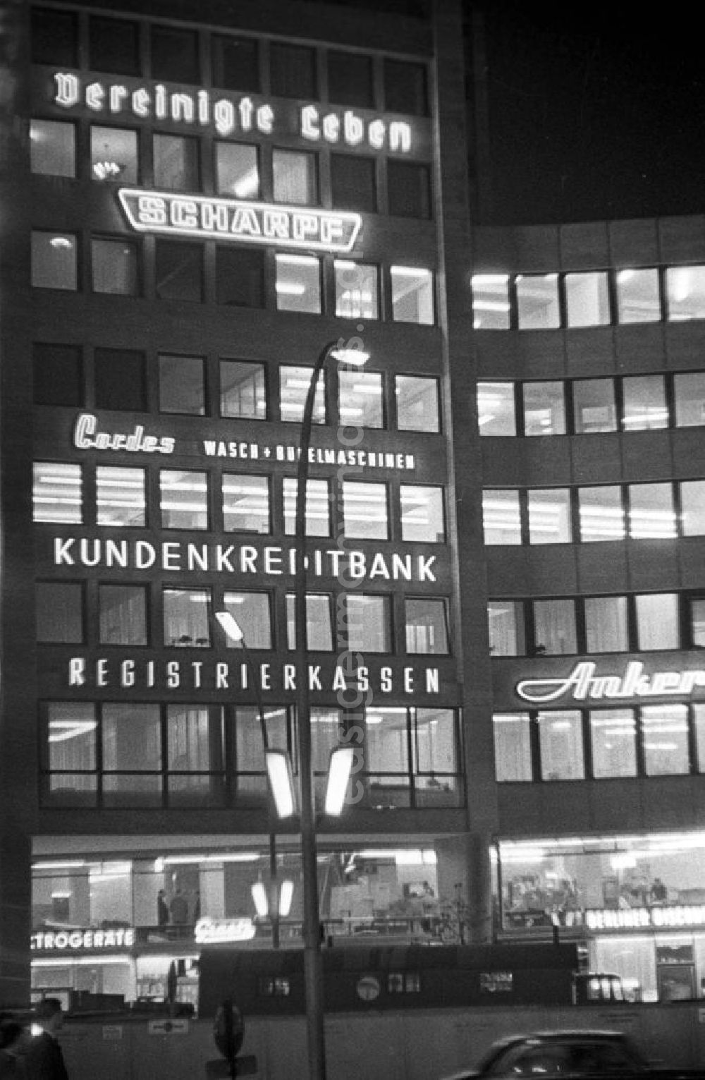 GDR picture archive: Berlin - Leuchtreklame wohin das Auge blickt - als Schaufenster des Westens und Symbol des Wirtschaftswunders erstrahlt der Kurfürstendamm, Westberlins wichtigste Flaniermeile, auch abends in hellem Licht. In den 5