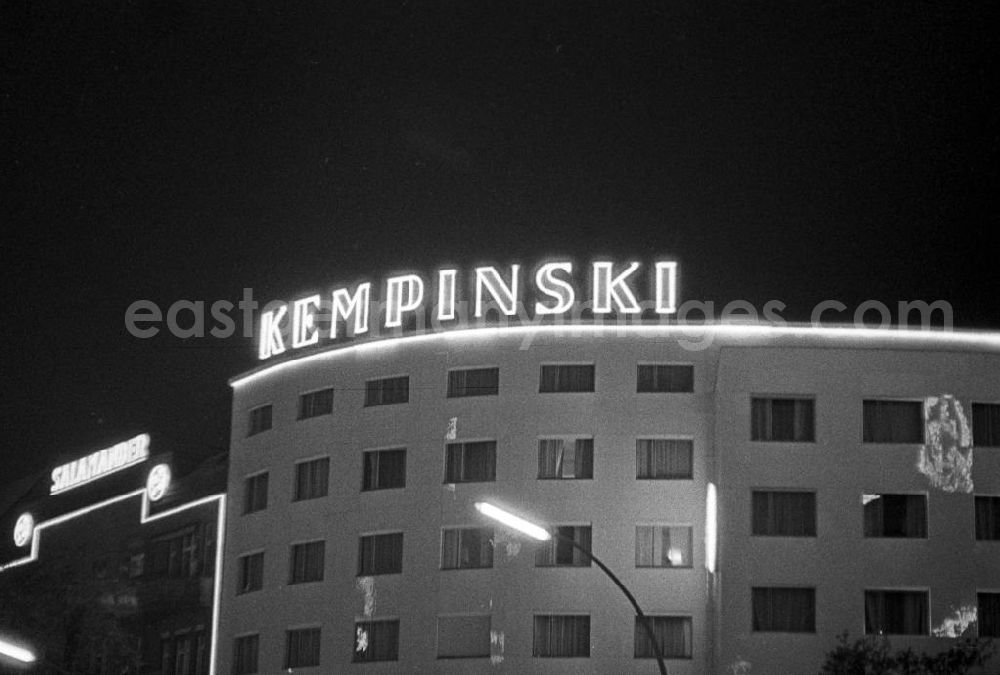GDR image archive: Berlin - Leuchtreklame wohin das Auge blickt - als Schaufenster des Westens und Symbol des Wirtschaftswunders erstrahlt der Kurfürstendamm, Westberlins wichtigste Flaniermeile, auch abends in hellem Licht - hier Blick auf das 1951 neu errichtete Hotel Kempinski. In den 5
