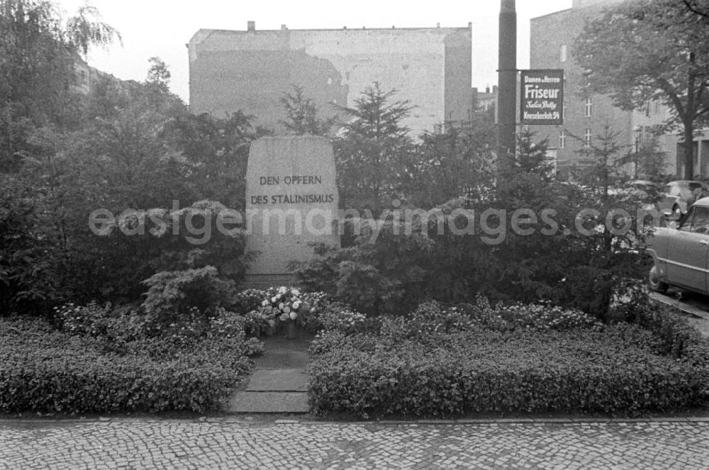 Berlin: Auf dem Steinplatz an der Hardenbergstraße in Westberlin erinnert ein Gedenkstein an die Opfer des Stalinismus. In den 5