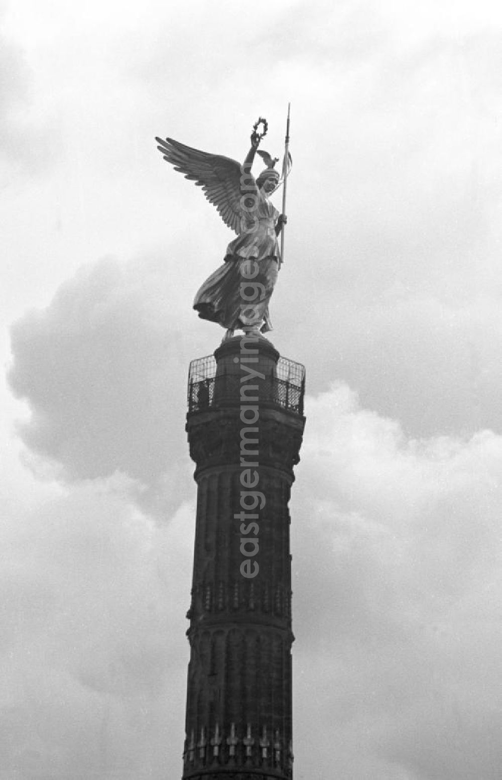 GDR photo archive: Berlin - Blick auf die Siegessäule in Westberlin. In den 5