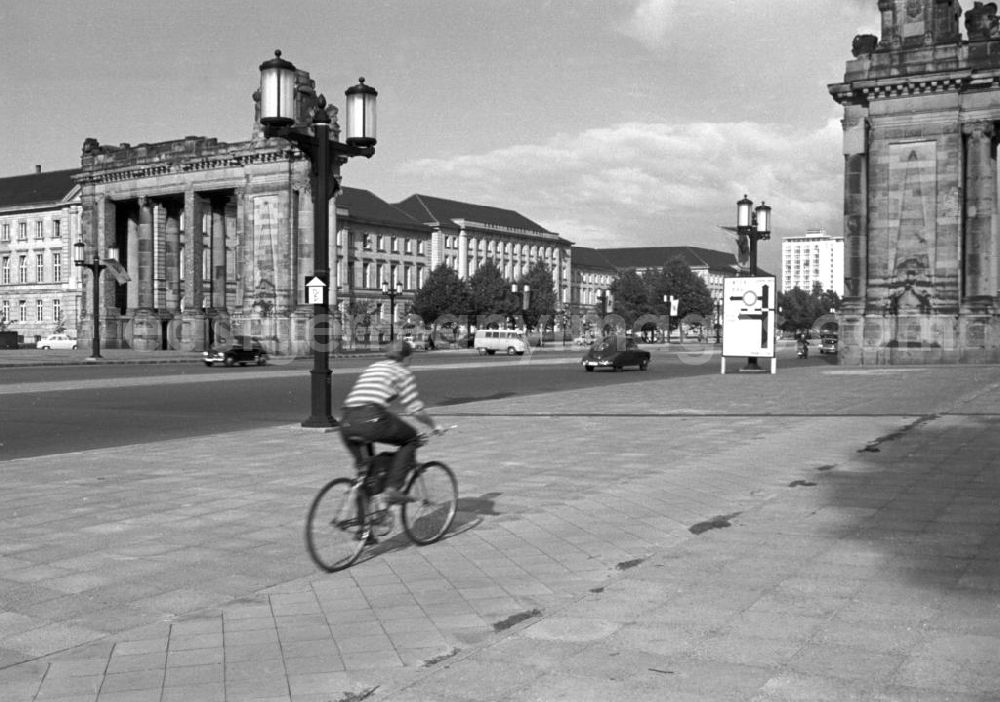 GDR image archive: Berlin - Blick auf die Straße des 17. Juni durch das Charlottenburger Tor auf das Ernst-Reuter-Haus in Westberlin. In den 5