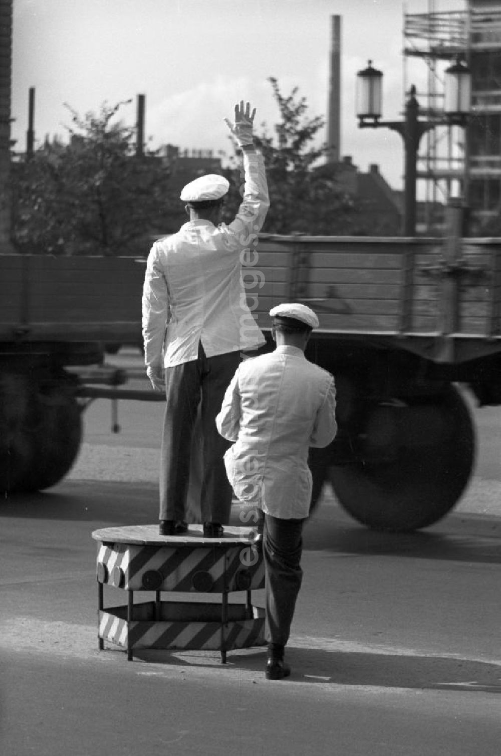GDR image archive: Berlin - Verkehrspolizisten regeln auf der Straße des 17. Juni in Westberlin den Verkehr. In den 5