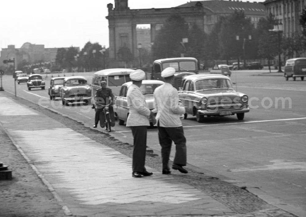 GDR image archive: Berlin - Verkehrspolizisten regeln auf der Straße des 17. Juni in Westberlin den Verkehr. Im Hintergrund Blick auf das Charlottenburger Tor am Ernst-Reuter-Haus. In den 5