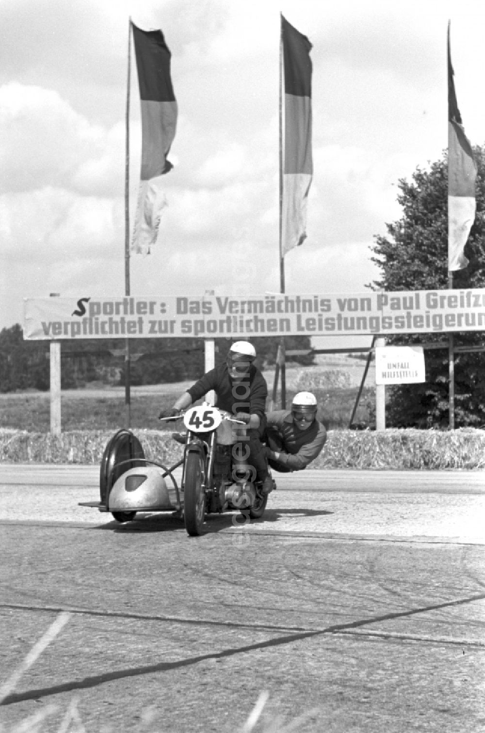 GDR photo archive: Dresden - Competition racing and motorsport event Autobahn spider - international car and motorcycle race on the Autobahn in the district of Hellerau in Dresden in the state of Saxony on the territory of the former GDR, German Democratic Republic