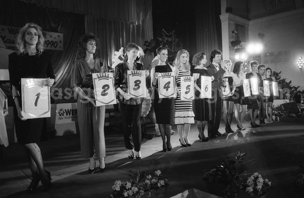 GDR image archive: Berlin - Competition event Election of Miss Berlin in the culture house of the turbine factory VEB Bergmann-Borsig in the district of Lichtenberg in Berlin East Berlin on the territory of the former GDR, German Democratic Republic