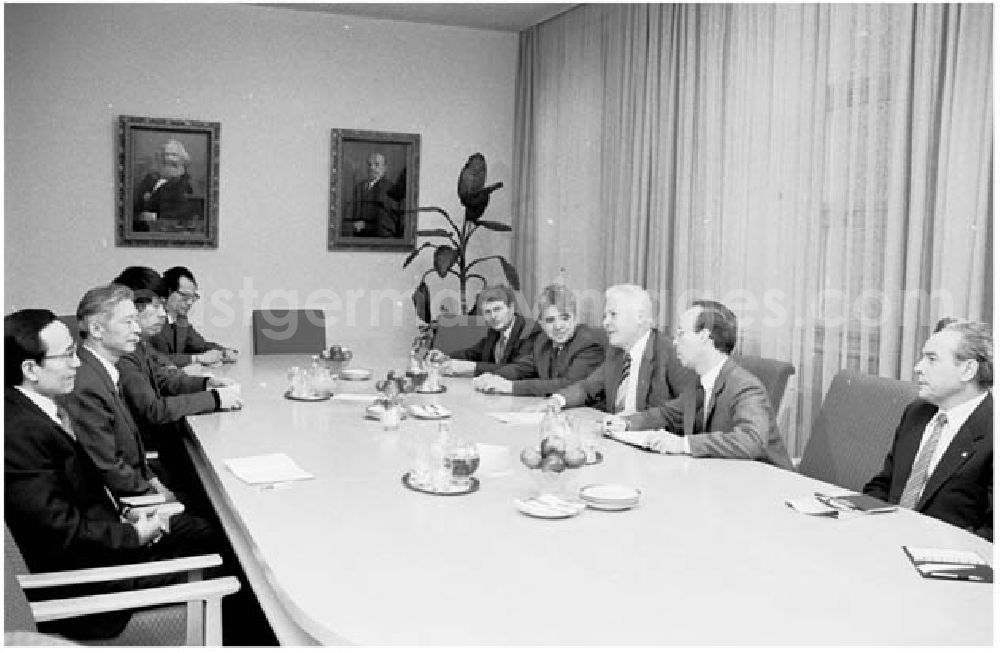 GDR photo archive: Berlin - 22.12.1986 W.Felfe empfing im ZK Journalisten aus der VR China.