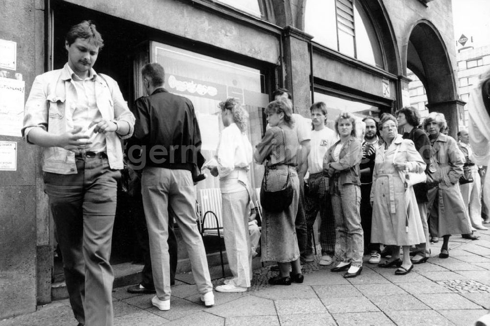 GDR image archive: Berlin - DDR-Bürger stehen vor einer Sparkasse Schlange, um sich die neue D-Mark auszahlen zu lassen, die seit Inkrafttreten der Wirtschafts- und Währungs- und Sozialunion an diesem Tag die DDR-Mark ablöste.