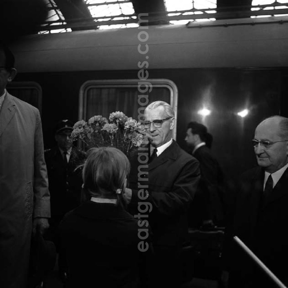 GDR image archive: Berlin - Nach der Wiederaufnahme der deutsch - deutschen Gespräche in Kassel wird Willi Stoph bei seiner Rückkehr nach Berlin unter anderem durch Alfred Neumann am Bahnsteig begrüßt.