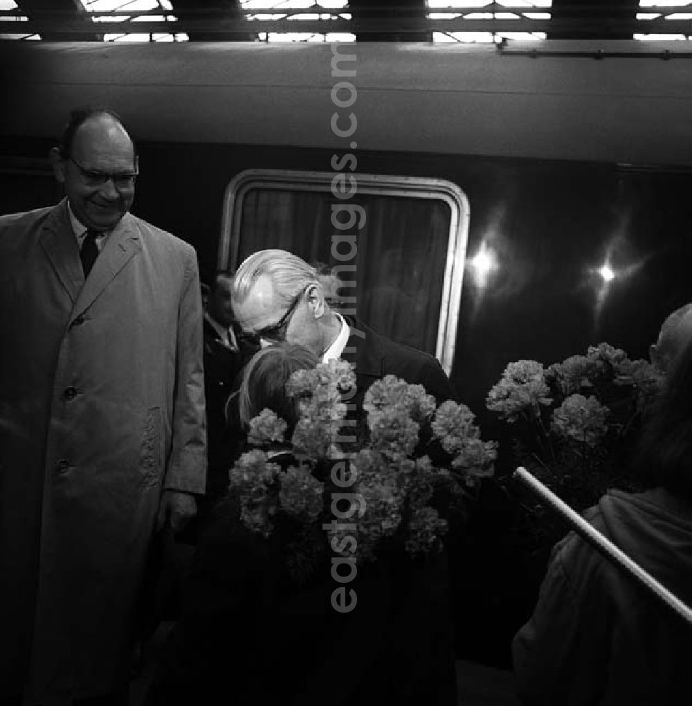 GDR photo archive: Berlin - Nach der Wiederaufnahme der deutsch - deutschen Gespräche in Kassel wird Willi Stoph bei seiner Rückkehr nach Berlin unter anderem durch Alfred Neumann am Bahnsteig begrüßt.