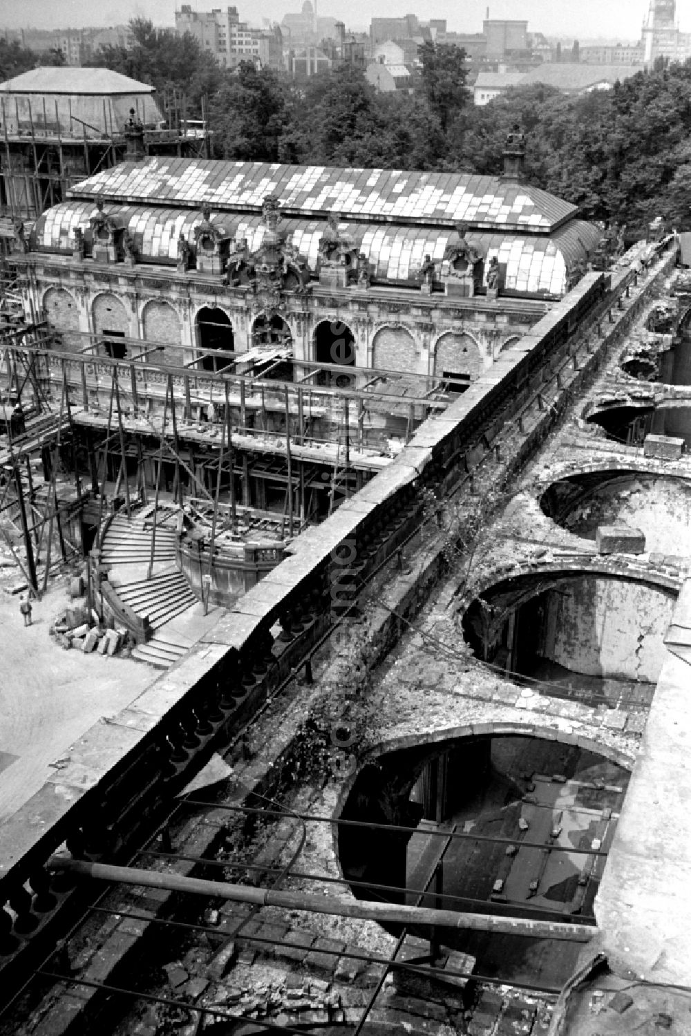 Dresden: Construction site for the reconstruction of the war-damaged ruins of the Dresden Zwinger on Theaterplatz - Sophienstrasse in the Altstadt district of Dresden in the state of Saxony on the territory of the former GDR, German Democratic Republic