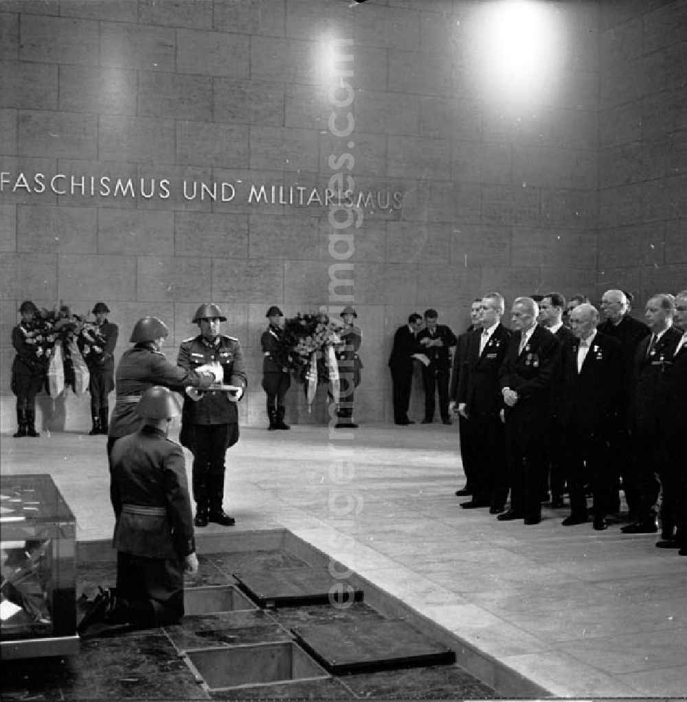 GDR picture archive: Berlin - Oktober 1969 Feierliche Wiedereröffnung des Manhmals für die Opfer des Faschismus und Militarismus in Berlin Unter den Linden
