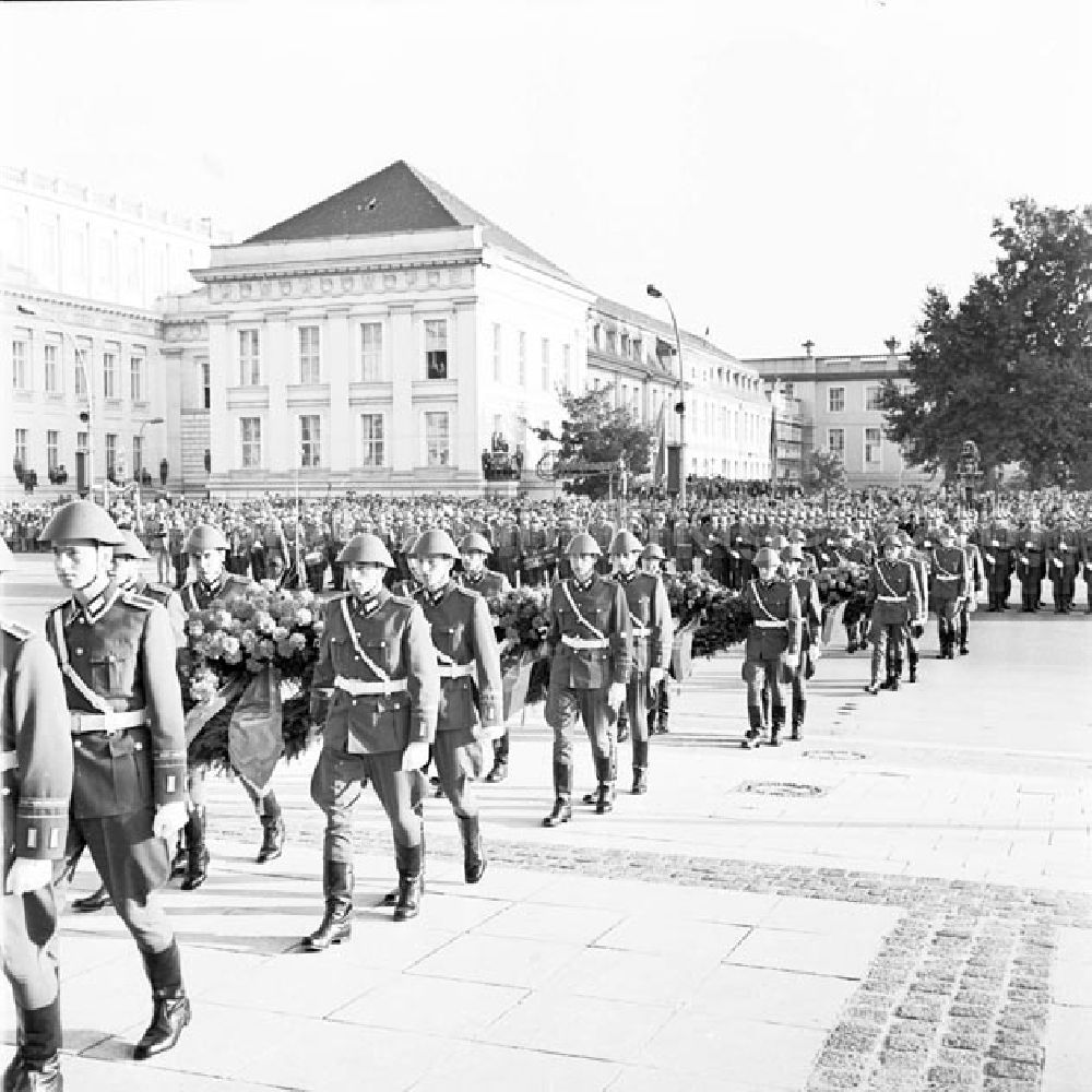 Berlin: Oktober 1969 Feierliche Wiedereröffnung des Manhmals für die Opfer des Faschismus und Militarismus in Berlin Unter den Linden