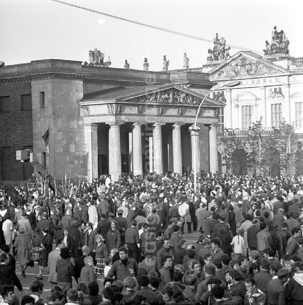 GDR image archive: Berlin - Oktober 1969 Feierliche Wiedereröffnung des Manhmals für die Opfer des Faschismus und Militarismus in Berlin Unter den Linden
