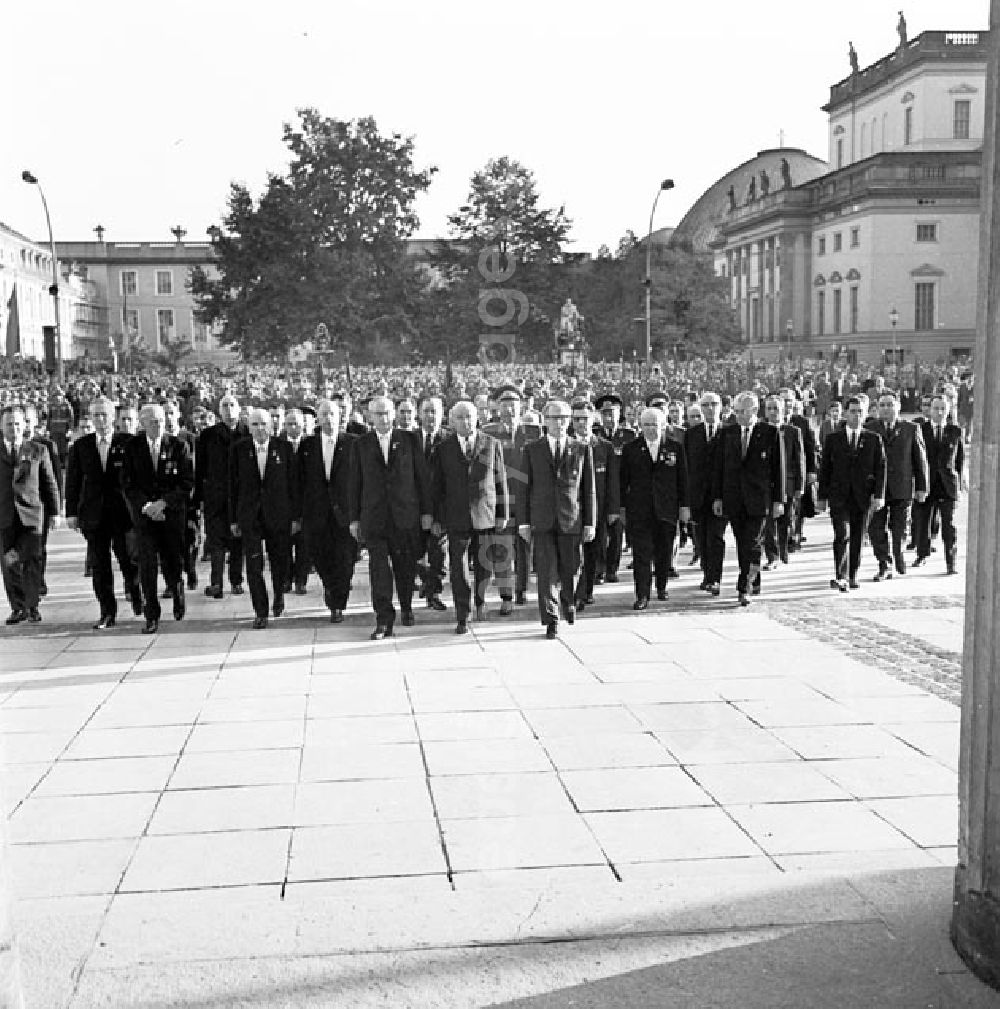 GDR photo archive: Berlin - Oktober 1969 Feierliche Wiedereröffnung des Manhmals für die Opfer des Faschismus und Militarismus in Berlin Unter den Linden