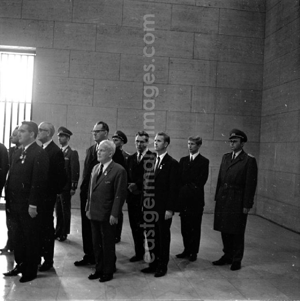 GDR picture archive: Berlin - Oktober 1969 Feierliche Wiedereröffnung des Manhmals für die Opfer des Faschismus und Militarismus in Berlin Unter den Linden