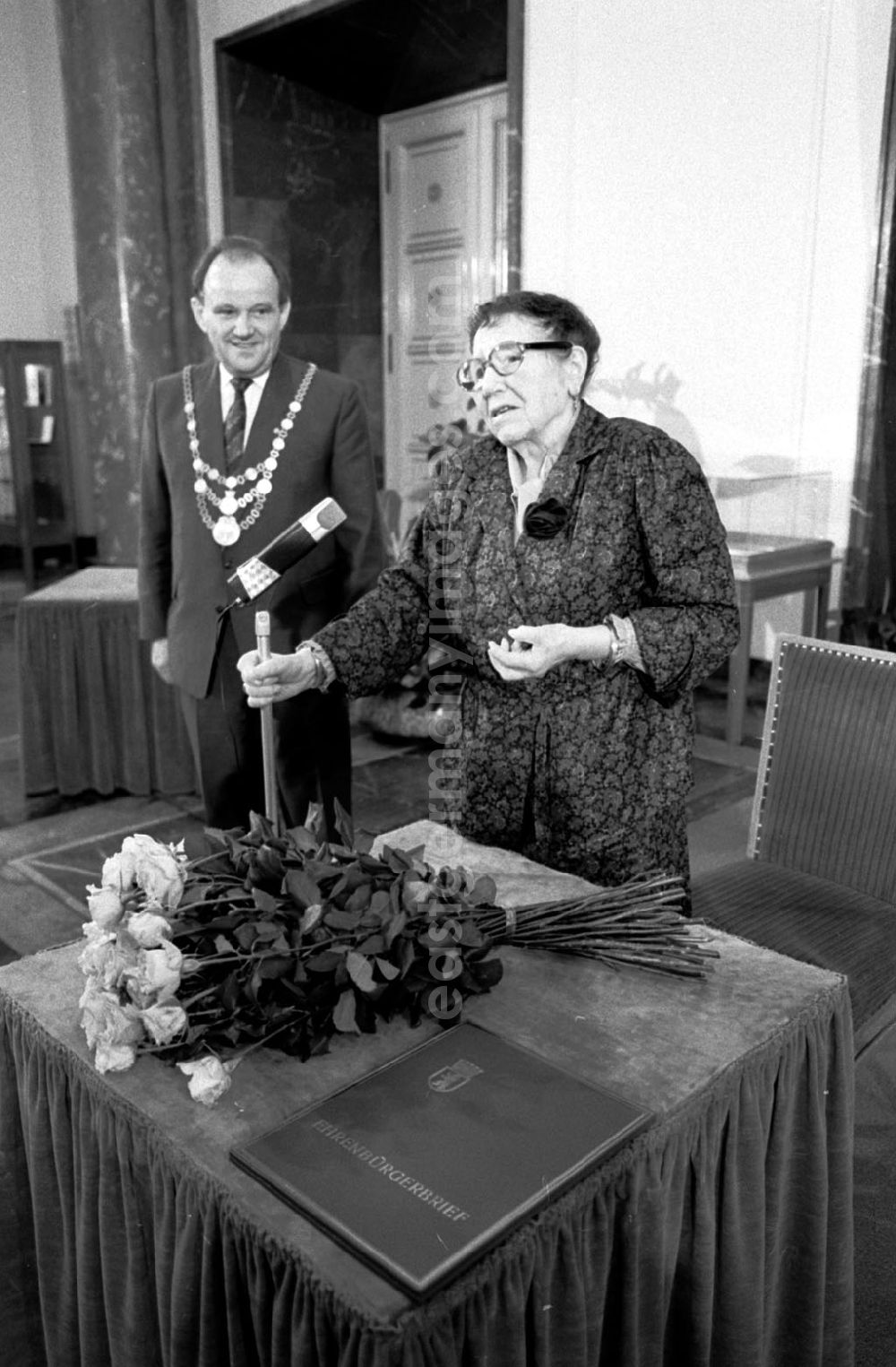 Berlin-Mitte: Wilhelmine Schirmer-Pröscher erhält die Ehrenbürgerschaft anläßlich ihres 100. Geburtstages im Roten Rathaus 30.