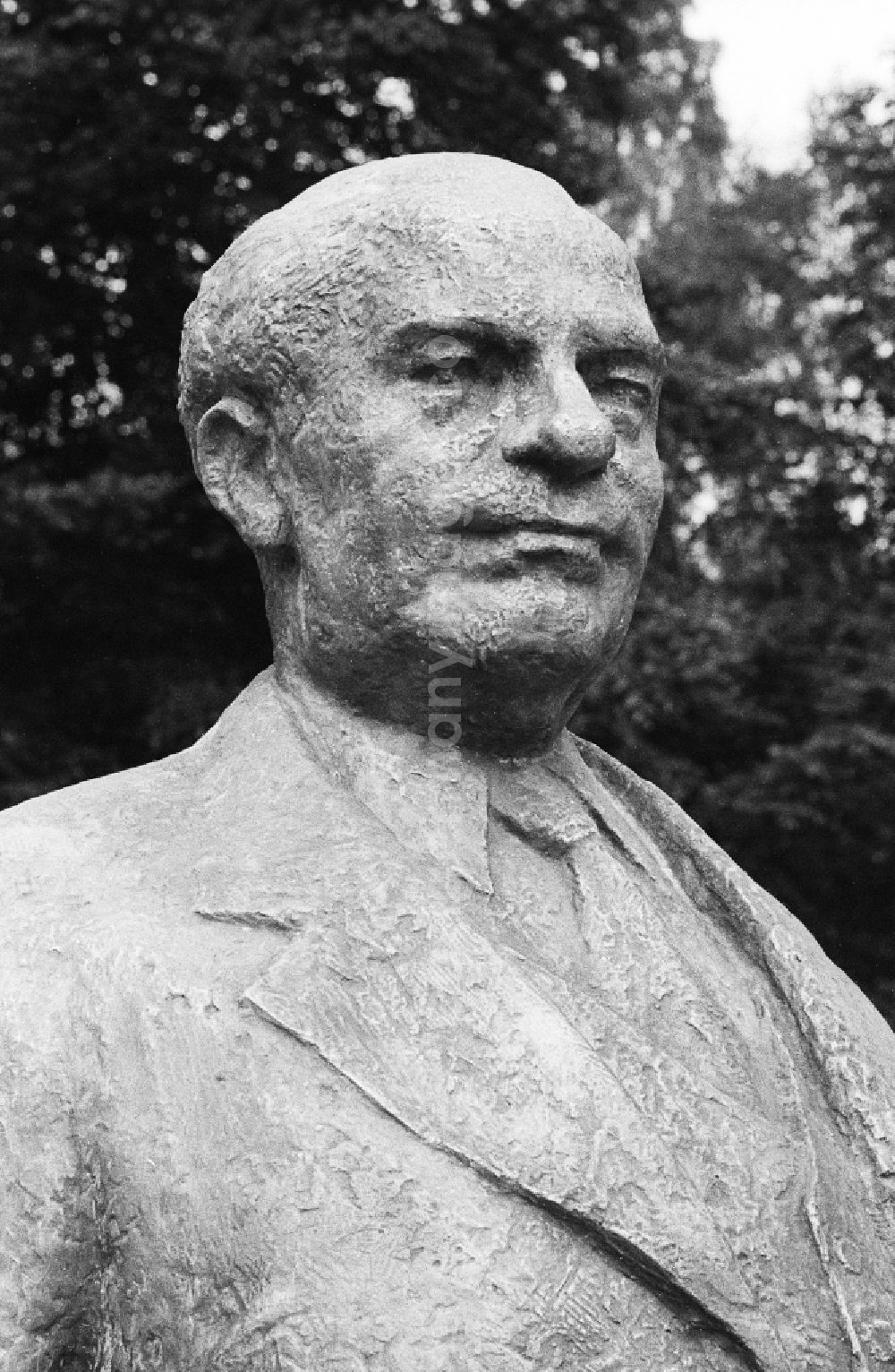 GDR photo archive: Joachimsthal - Willhelm Pieck monument at the entrance of the pioneer's republic Wilhelm Pieck in the Werbellin lake in Joachimsthal in the federal state Brandenburg in the area of the former GDR, German democratic republic