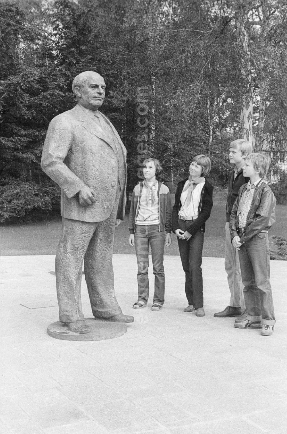 GDR picture archive: Joachimsthal - Willhelm Pieck monument at the entrance of the pioneer's republic Wilhelm Pieck in the Werbellin lake in Joachimsthal in the federal state Brandenburg in the area of the former GDR, German democratic republic