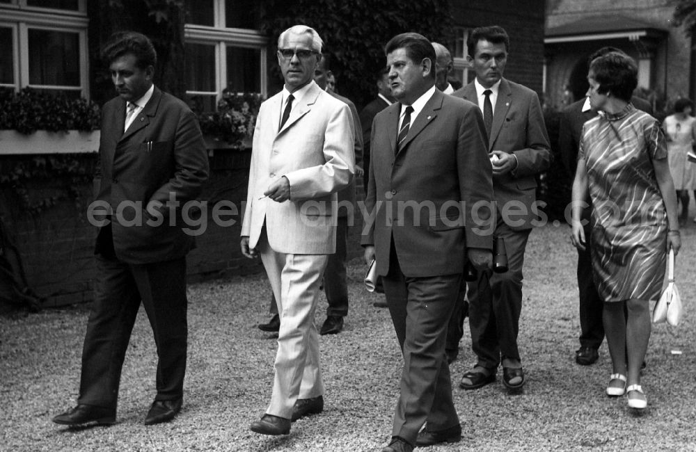 GDR photo archive: Dresden - Willi Stoph, then Chairman of the Council of Ministers of the GDR, visiting the Moritzburg Stallion Parade / VE Stallion Depot Moritzburg in the state Saxony on the territory of the former GDR, German Democratic Republic