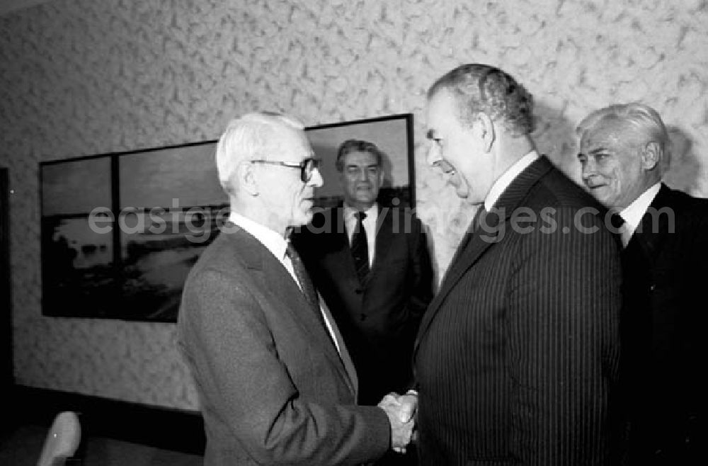 Berlin: 15.12.1986 Willi Stoph empfing Gast Dr. Jaromir Obzma aus der CSSR im Ministerrat.