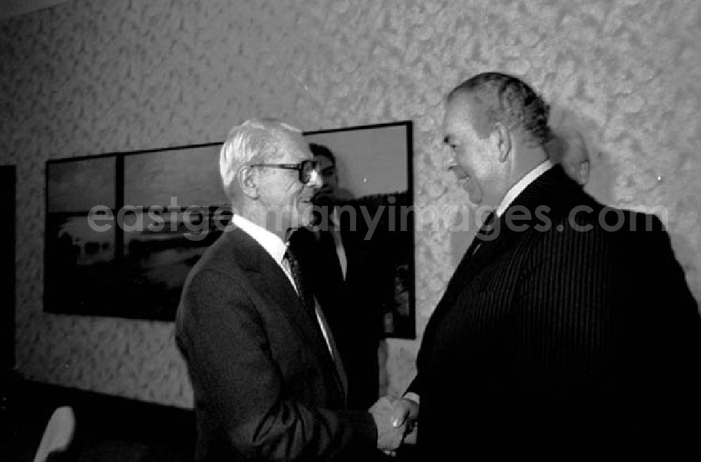 GDR image archive: Berlin - 15.12.1986 Willi Stoph empfing Gast Dr. Jaromir Obzma aus der CSSR im Ministerrat.