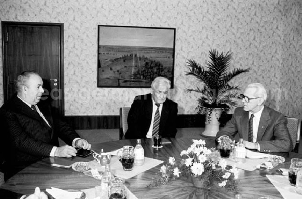GDR photo archive: Berlin - 15.12.1986 Willi Stoph empfing Gast Dr. Jaromir Obzma aus der CSSR im Ministerrat.