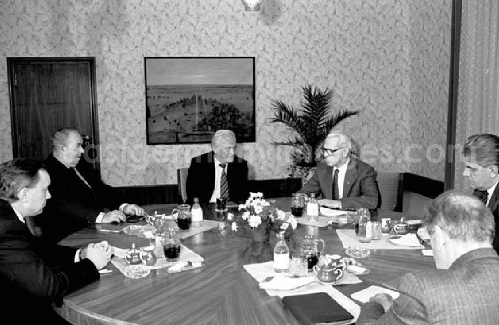 GDR picture archive: Berlin - 15.12.1986 Willi Stoph empfing Gast Dr. Jaromir Obzma aus der CSSR im Ministerrat.