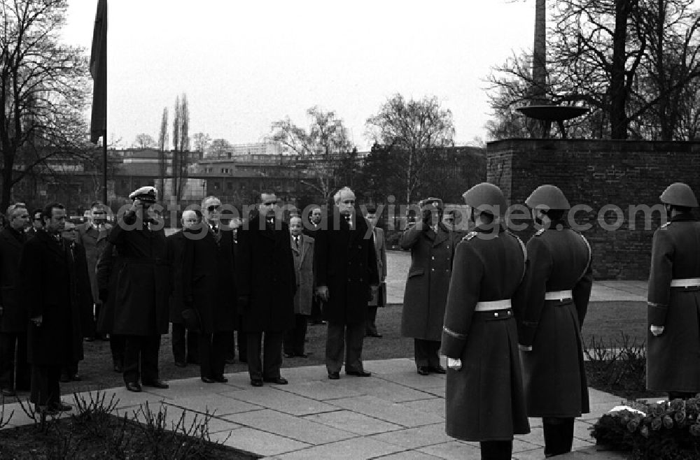 GDR photo archive: Berlin - Willi Stoph empfängt Veselin Djuranovic in Berlin. Kranzniederledung mit Vertretern beider Länder. (173)