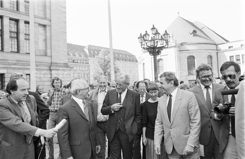 GDR picture archive: Berlin - SPD - Chairman Willy Brandt on a guided tour and city tour at the Schauspielhaus at the Gendarmenmarkt in the district Mitte in Berlin, the former capital of the GDR, German Democratic Republic