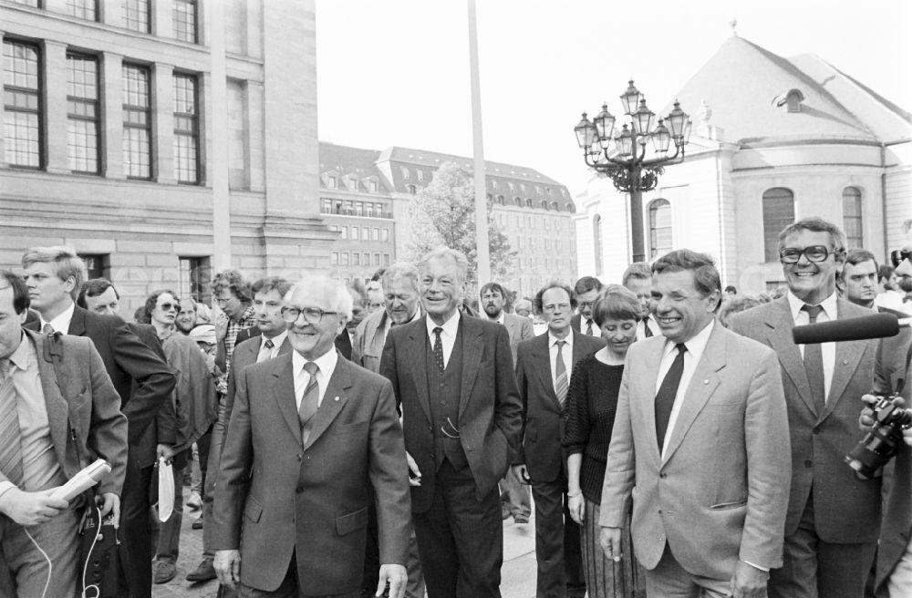 Berlin: SPD - Chairman Willy Brandt on a guided tour and city tour at the Schauspielhaus at the Gendarmenmarkt in the district Mitte in Berlin, the former capital of the GDR, German Democratic Republic